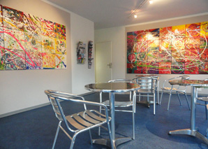 Action-Painting in der Kunstgalerie