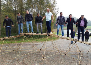 Construction d'un pont en bambou