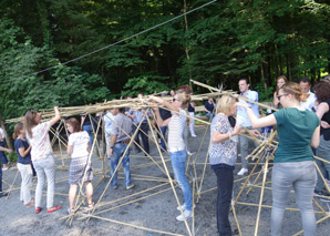 Teambuilding Bridge Building with Bambus