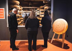 Faire du fromage au feu de bois dans le «Stöckli» en Emmental