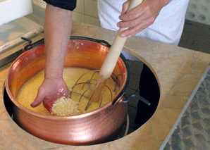 Faire du fromage au feu de bois dans le «Stöckli» en Emmental