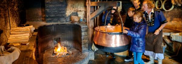 Faire du fromage au feu de bois dans le «Stöckli» en Emmental