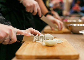 Cuisiner en équipe dans un hôtel pour séminaires