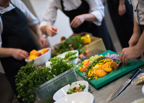 Cuisiner en équipe dans un hôtel pour séminaires