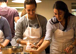 Team cooking with senses alive