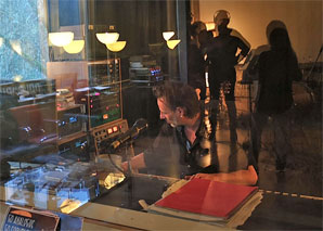 Team song in the recording studio luzern