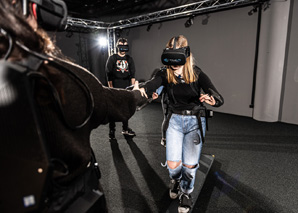 Expérience en équipe de réalité virtuelle avec les effets 4D