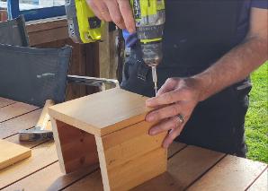 Construire une cabane à oiseaux en équipe