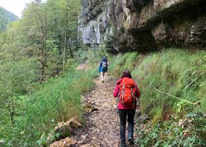 Schifffahrt und Wanderung im Regionalpark Doubs