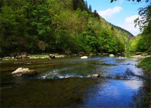 Schifffahrt und Wanderung im Regionalpark Doubs