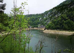 Boat trip and hike in the Doubs Regional Park