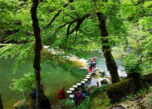 Schifffahrt und Wanderung im Regionalpark Doubs