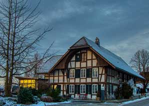 Fackelspaziergang zum Weihnachtsessen mit Zopf backen