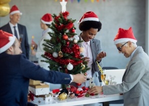 Casse-tête de Noël lors de la fête de Noël de l'entreprise