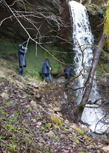 Archaisches Feuerkochen in der Wildnis