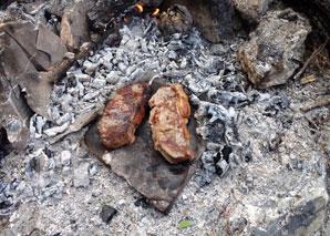 Archaisches Feuerkochen in der Wildnis