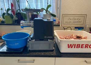 Winterliche Bratwurst herstellen