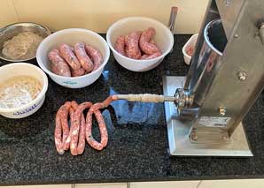 Winterliche Bratwurst herstellen