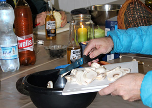 kitchenparty in a hut cooking