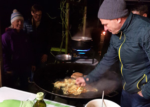 kitchenparty in a hut cooking