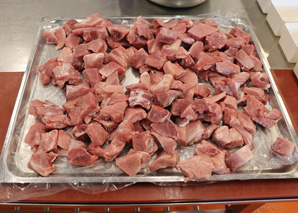 Atelier de saucisses et grillage ultérieur des saucisses