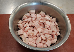 Atelier de saucisses et grillage ultérieur des saucisses