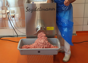Atelier de saucisses et grillage ultérieur des saucisses