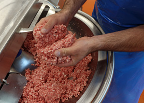 Atelier de saucisses et grillage ultérieur des saucisses
