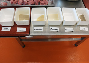 Atelier de saucisses et grillage ultérieur des saucisses