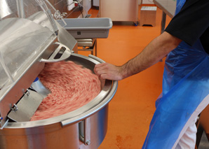 Atelier de saucisses et grillage ultérieur des saucisses