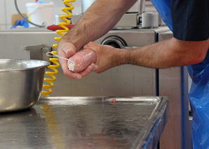 Atelier de saucisses et grillage ultérieur des saucisses
