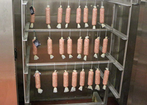 Atelier de saucisses et grillage ultérieur des saucisses