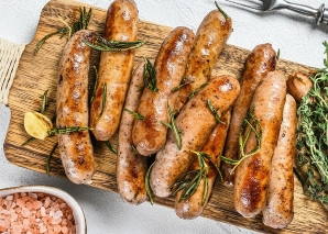 Atelier de saucisses et grillage ultérieur des saucisses