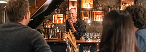 Distilling gin in a team