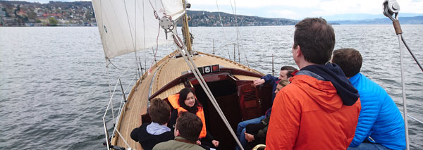 Faire de la voile à bord d'un yacht en bois sur le lac de Zurich