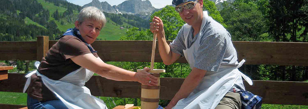 des jeux sur l'alpage avec de la nourriture traditionnelle