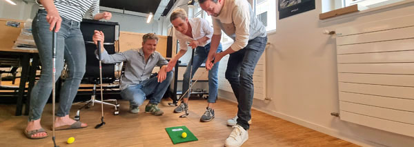 Tournoi de golf au bureau