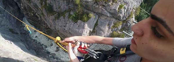 Canyon Swing in der Gletscherschlucht