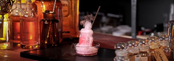Fabriquer du gin dans un laboratoire de cocktails