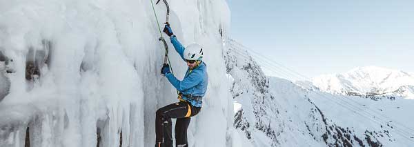 Escalade sur la glace dans l'Oberland bernois