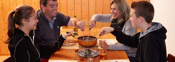 Jeux d'hiver en Emmental couronnés par une délicieuse fondue