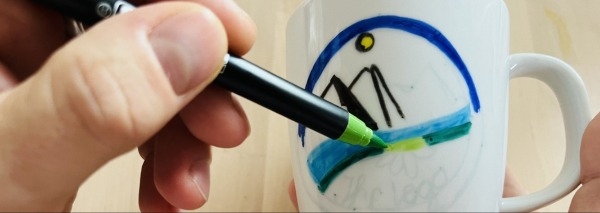 Keramik-Tasse mit Firmen-Logo bemalen