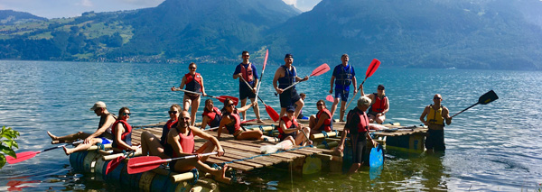 Construire un radeau sur la lac de Thoune