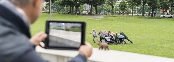 Real-time photo rally through the city