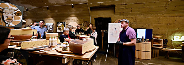 Visite guidée de la cave à fromage avec dégustation de raclette