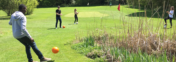 Fussballgolf auf dem 9-Loch-Platz