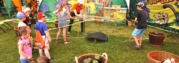 Les enfants s'amusent pour une journée en famille