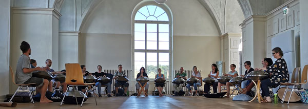 Playing handpan - rhythm and melody as a group experience