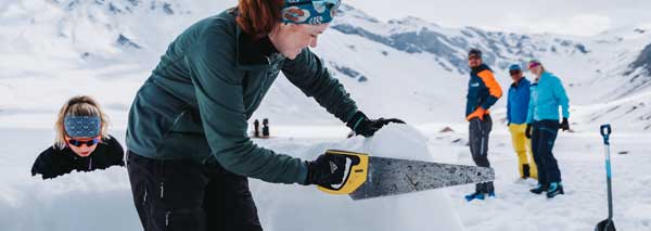 Build an igloo on the Engstligenalp