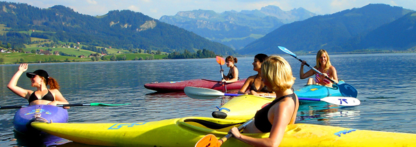 Excursion en kayak sur un lac suisse